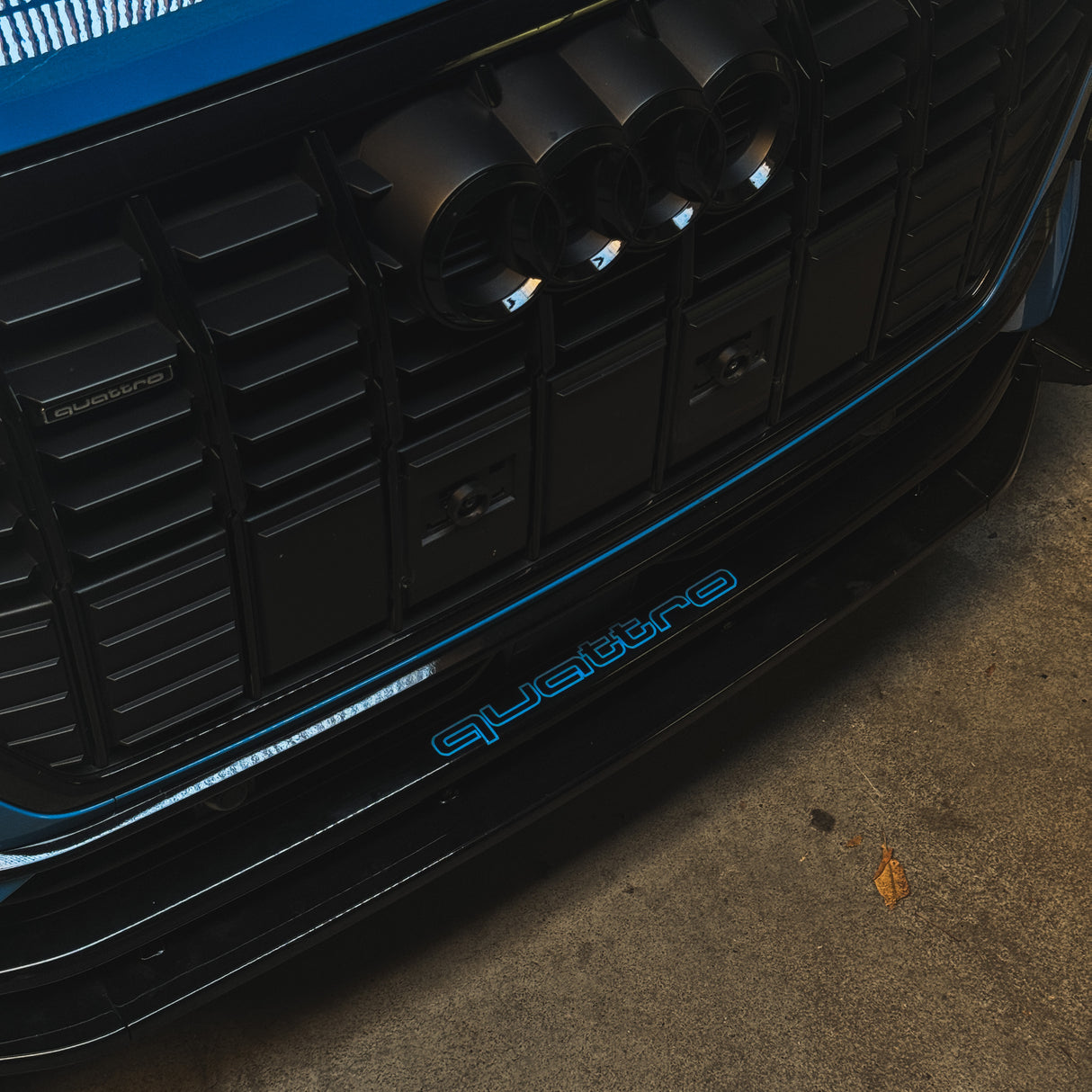 Sticker Audi quattro – Adesivo Auto Vinile 30x3 cm Universale