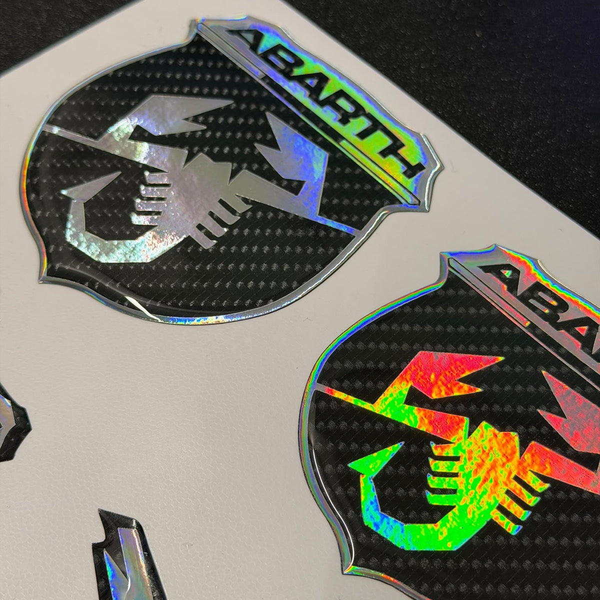 Coprilogo Abarth resinato con scorpione colore arcobaleno personalizzato