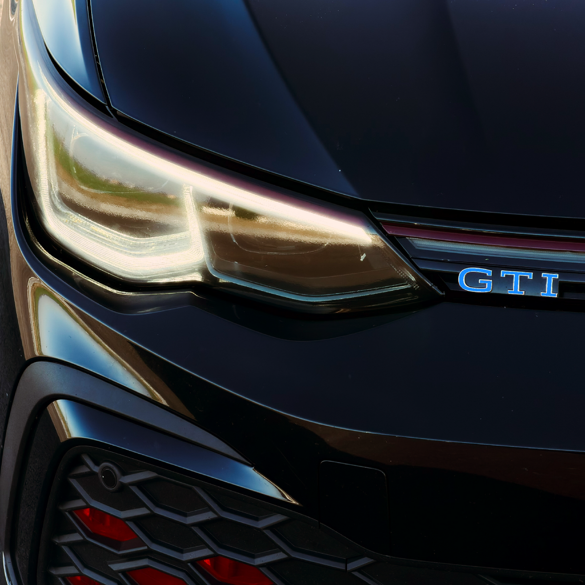 GTI-inzetstuk voor VW Golf 8 in vinyl (voorzijde)