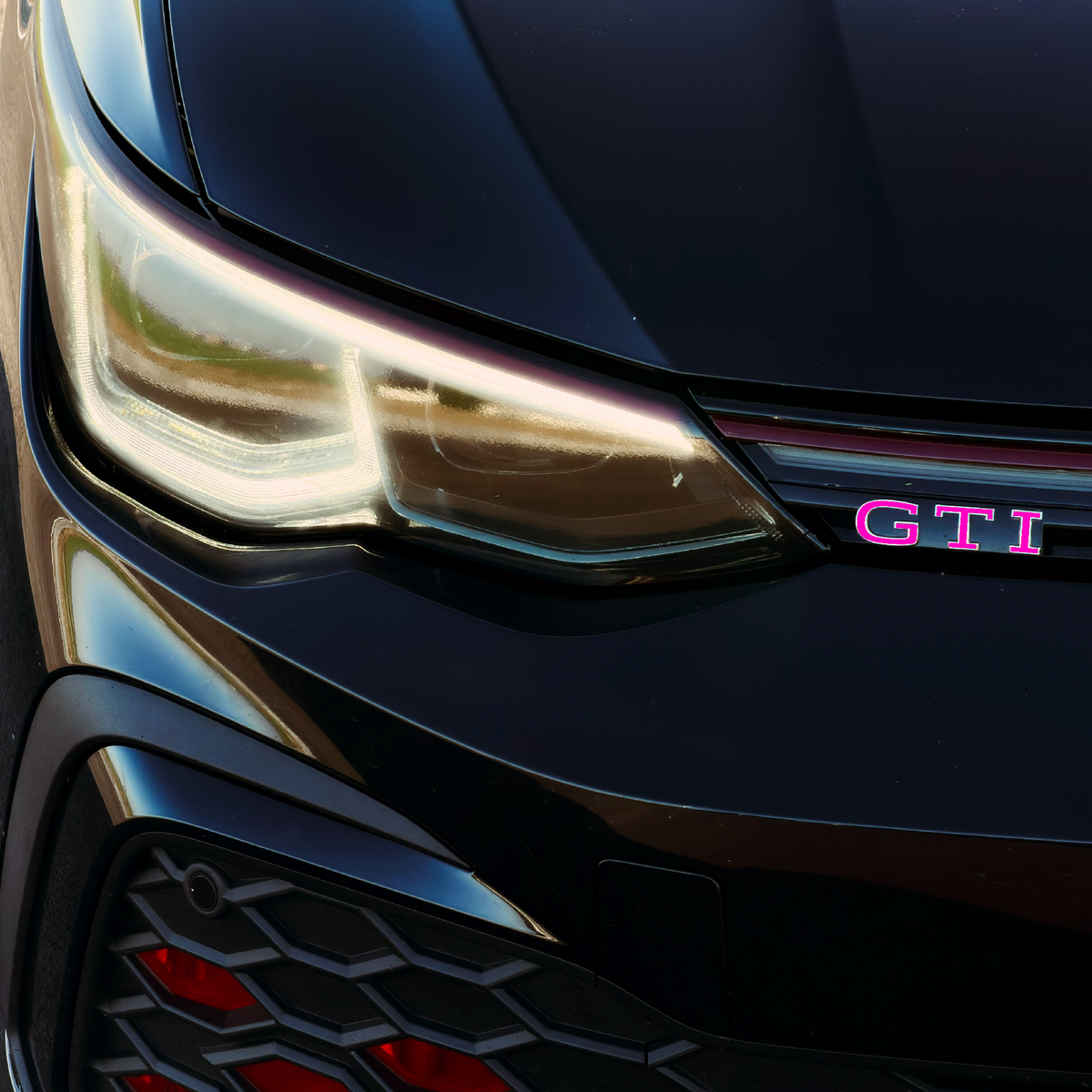 GTI-inzetstuk voor VW Golf 8 in vinyl (voorzijde)