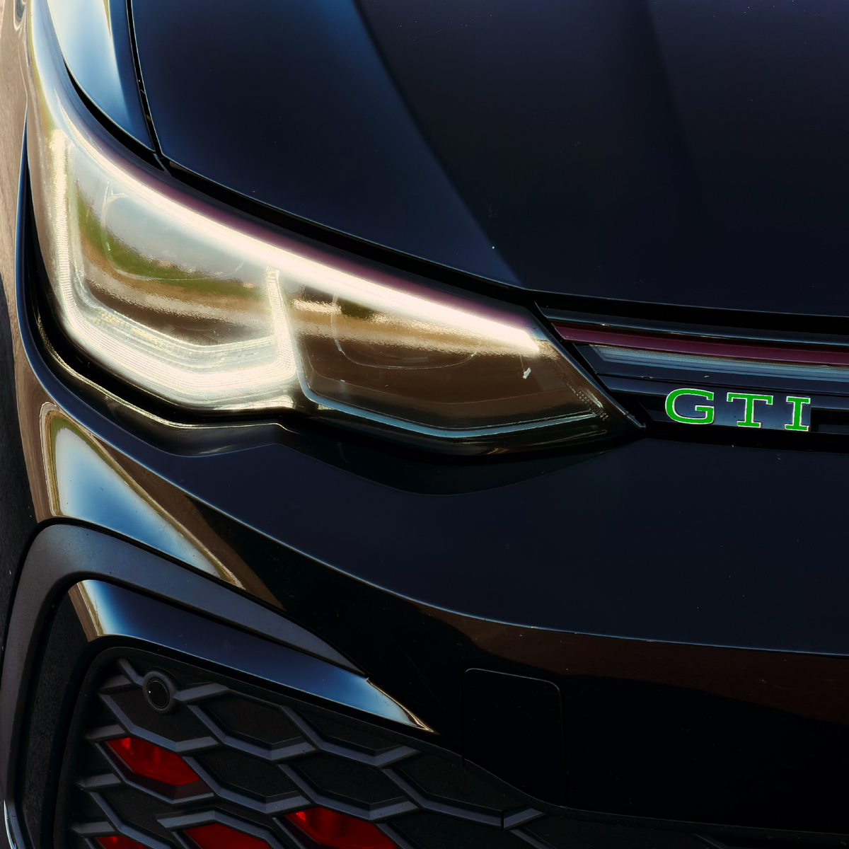 GTI-inzetstuk voor VW Golf 8 in vinyl (voorzijde)