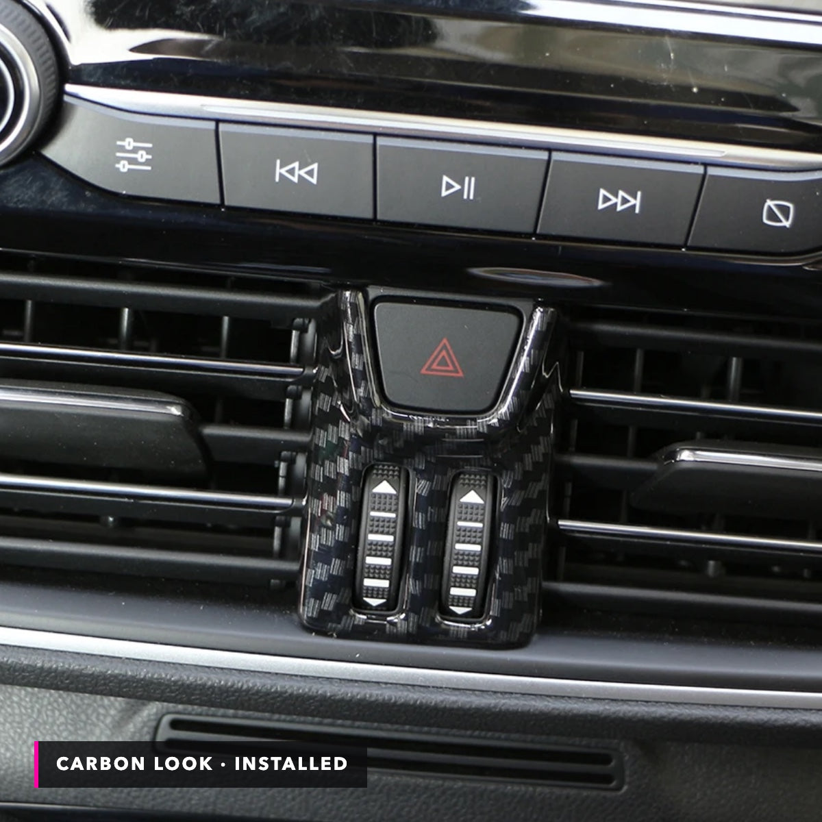 Cornice pulsanti centrali carbon look montata su Ford Focus MK4