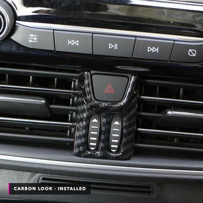 Cornice pulsanti centrali carbon look montata su Ford Focus MK4