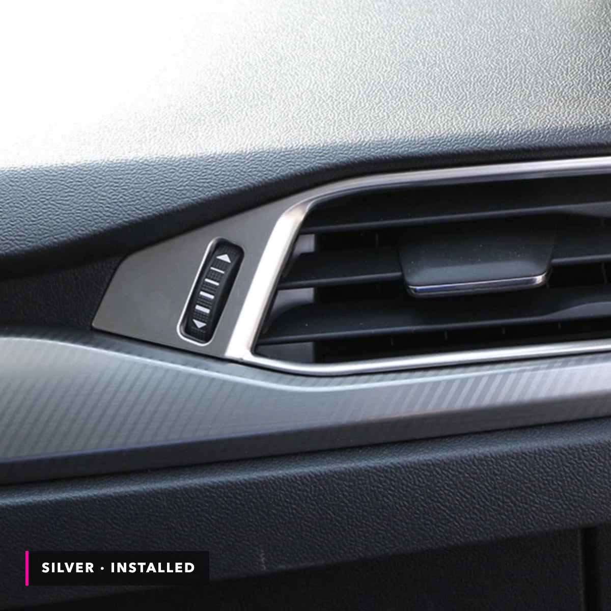 Cornice bocchetta aria argento montata su Ford Focus MK4