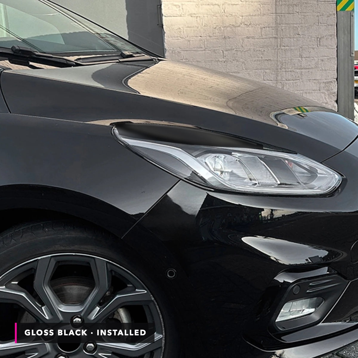 Palpebra faro nero lucido montata su Ford Fiesta MK8